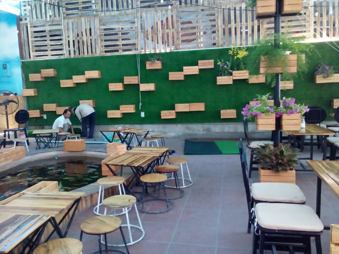 Cỏ nhân tạo trang trí quán cà phê sân vườn