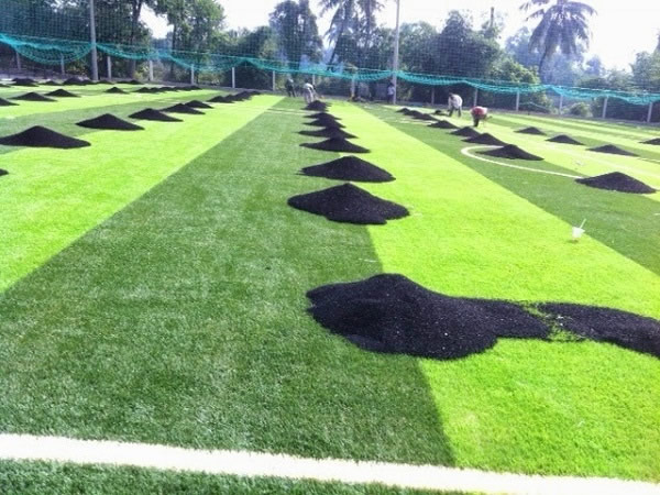 Hạt cao su dành cho sân bóng cỏ nhân tạo